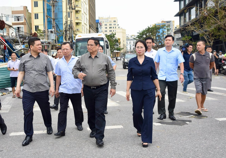 Thủ tướng Phạm Minh Chính đi thị sát các tuyến phố chính của thành phố Hạ Long bị thiệt hại nặng nề bởi bão số 3 (Ảnh: TRẦN HẢI).