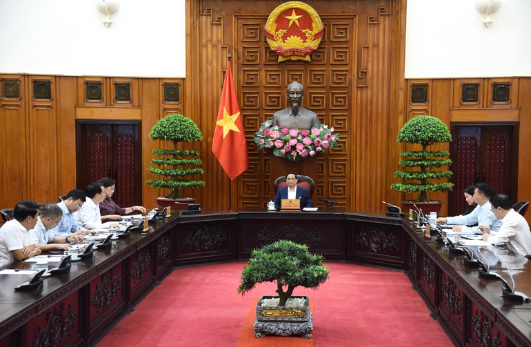Thủ tướng Phạm Minh Chính chủ trì cuộc họp với một số bộ, ngành về điều hành chính sách tiền tệ. (Ảnh: Trần Hải)