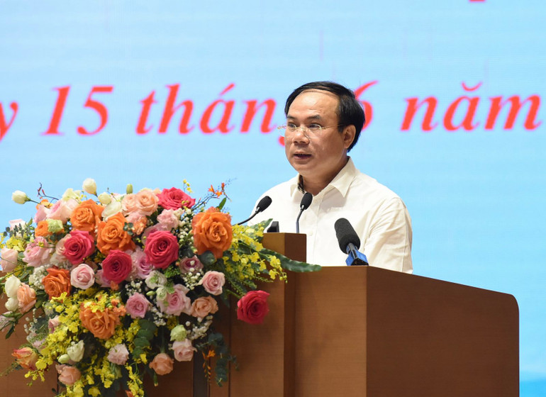 Thứ trưởng Xây dựng Nguyễn Văn Sinh báo cáo tại Hội nghị. (Ảnh: TRẦN HẢI)