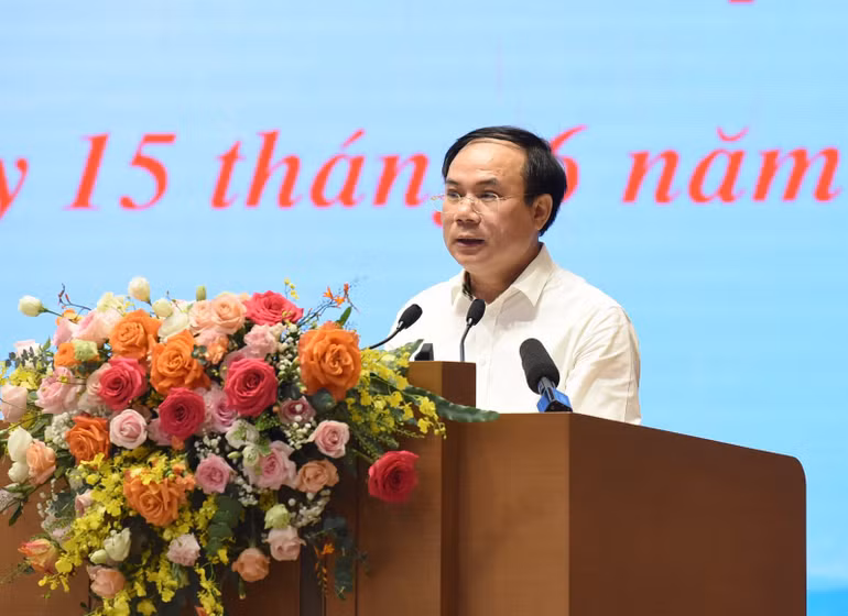 Thứ trưởng Xây dựng Nguyễn Văn Sinh báo cáo tại Hội nghị. (Ảnh: TRẦN HẢI) Thứ trưởng Xây dựng Nguyễn Văn Sinh báo cáo tại Hội nghị. (Ảnh: TRẦN HẢI)