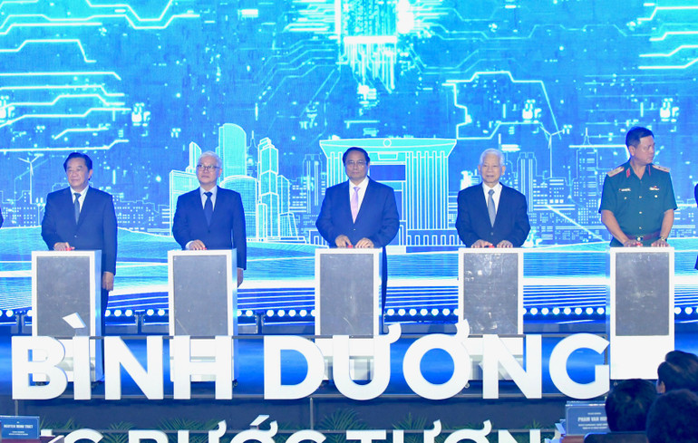 Thủ tướng Phạm Minh Chính và các đồng chí lãnh đạo thực hiện nghi thức khởi động các công trình trọng điểm trên địa bàn tỉnh Bình Dương. (Ảnh: THANH GIANG)