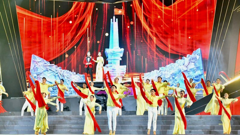 Một tiết mục văn nghệ được biểu diễn tại Lễ kỷ niệm. (Ảnh: THANH GIANG)