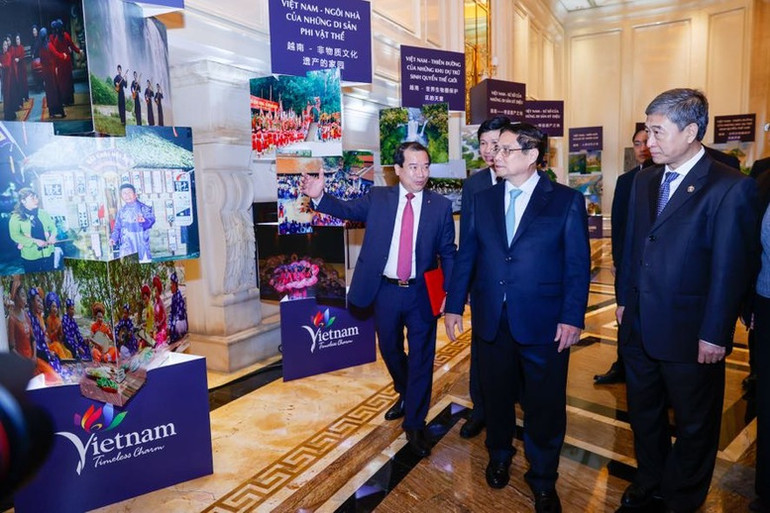 Thủ tướng và lãnh đạo thành phố Trùng Khánh tham quan trưng bày giới thiệu một số hình ảnh về đất nước Việt Nam trong Chương trình giới thiệu văn hóa và du lịch Việt Nam tại thành phố Trùng Khánh. (Ảnh: VGP/Nhật Bắc)