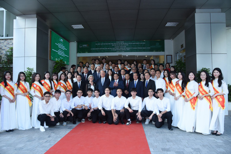 Thủ tướng Phạm Minh Chính, Giáo sư Klaus Schwab, các đồng chí lãnh đạo với các sinh viên. (Ảnh: Trần Hải)