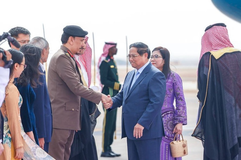 Các quan chức Saudi Arabia đón Thủ tướng Phạm Minh Chính và Phu nhân cùng Đoàn đại biểu cấp cao Việt Nam tại sân bay. (Ảnh: Nhật Bắc/VGP)