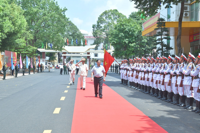 Thủ tướng Phạm Minh Chính duyệt Đội danh dự Công an tỉnh Đắk Lắk. Thủ tướng Phạm Minh Chính duyệt Đội danh dự Công an tỉnh Đắk Lắk.