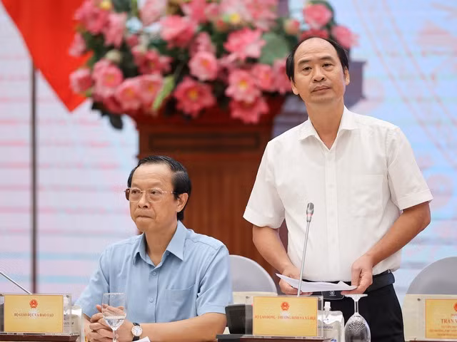 Thứ trưởng Lao động-Thương binh và Xã hội trả lời câu hỏi của phóng viên tại họp báo Chính phủ thường kỳ tháng 8. (Ảnh: VGP)