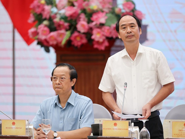 Thứ trưởng Lao động-Thương binh và Xã hội trả lời câu hỏi của phóng viên tại họp báo Chính phủ thường kỳ tháng 8. (Ảnh: VGP)