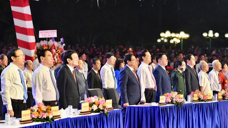 Thủ tướng Phạm Minh Chính và các đồng chí lãnh đạo Đảng, Nhà nước, các đại biểu thực hiện nghi thức chào cờ tại Lễ kỷ niệm. (Ảnh: THANH GIANG)