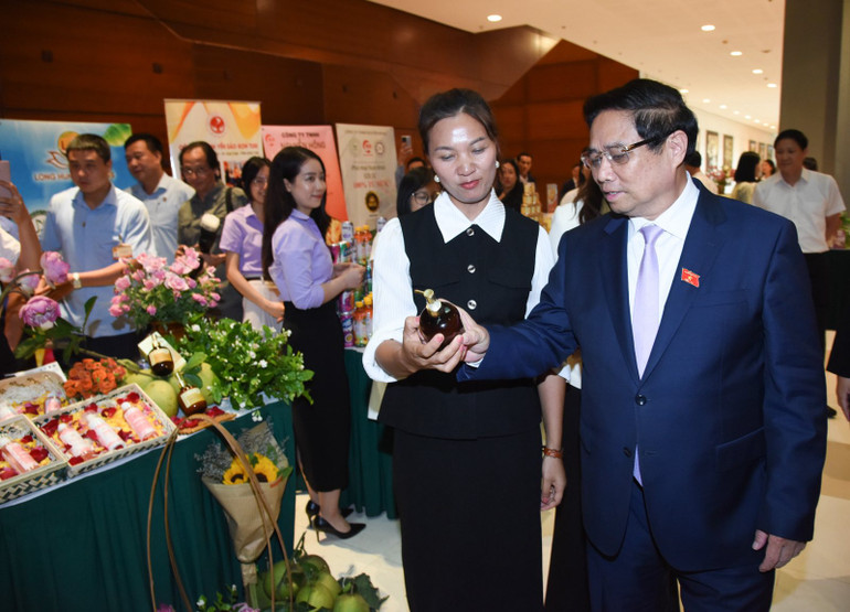 Thủ tướng Phạm Minh Chính tham quan một gian trưng bày sản phẩm Halal tại Hội nghị. (Ảnh: TRẦN HẢI)