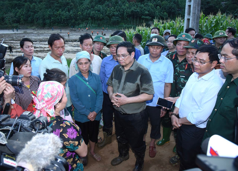 Thủ tướng Phạm Minh Chính thăm hỏi bà con nhân dân Làng Nủ. (Ảnh: TRẦN HẢI)