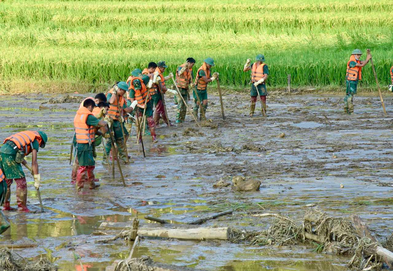Cán bộ, chiến sĩ quân đội tham gia tìm kiếm người mất tích tại Làng Nủ. (Ảnh: TRẦN HẢI)