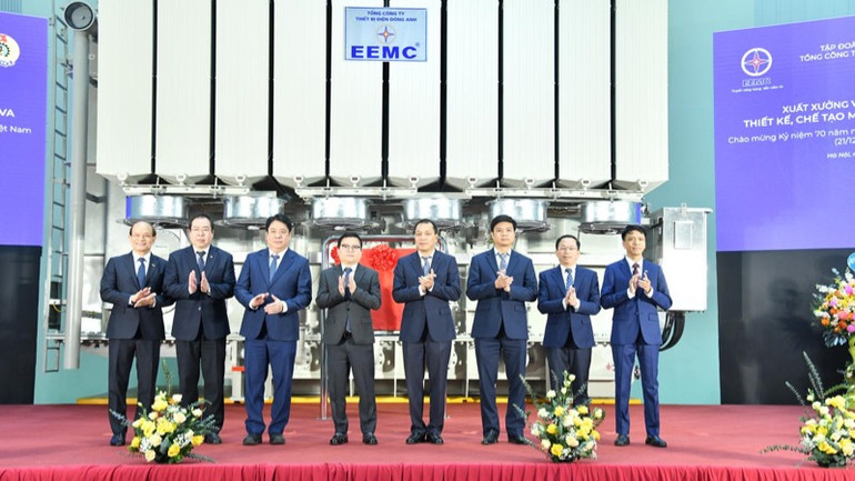 Lãnh đạo Bộ Công thương, EVN tại buổi lễ. (Ảnh: THANH GIANG)