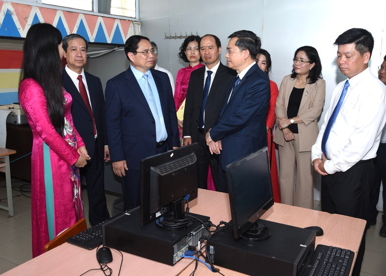 Thủ tướng Phạm Minh Chính thăm cơ sở vật chất của Trường Phổ thông cơ sở Nguyễn Đình Chiểu. (Ảnh: TRẦN HẢI)