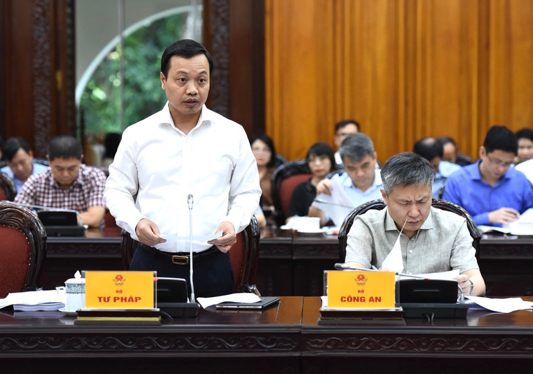 Đại diện lãnh đạo Bộ Tư pháp báo cáo Thủ tướng Chính phủ tại phiên họp. (Ảnh: TRẦN HẢI) Đại diện lãnh đạo Bộ Tư pháp báo cáo Thủ tướng Chính phủ tại phiên họp. (Ảnh: TRẦN HẢI)