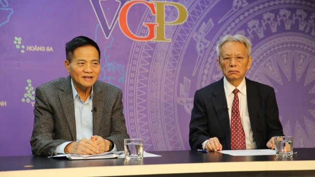 PGS. TS Đào Duy Quát (bên trái) trao đổi tại Tọa đàm. (Ảnh: VGP)