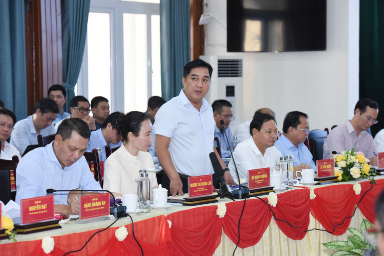 Lãnh đạo Tập đoàn Đèo Cả phát biểu ý kiến tại cuộc họp. (Ảnh: TRẦN HẢI)