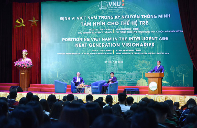 Thủ tướng Phạm Minh Chính và Giáo sư Klaus Schwab - Nhà sáng lập kiêm Chủ tịch của WEF tại buổi giao lưu với sinh viên. (Ảnh: Trần Hải)