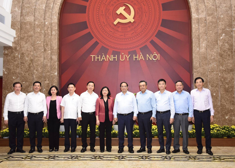 Thủ tướng Phạm Minh Chính với các đồng chí lãnh đạo chủ chốt Ban Thường vụ Thành ủy Hà Nội.