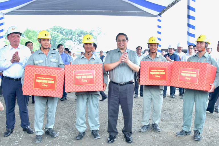 Thủ tướng Phạm Minh Chính tặng quà động viên các đơn vị đang thi công tại dự án cao tốc Biên Hòa-Vũng Tàu. (Ảnh: THANH GIANG)