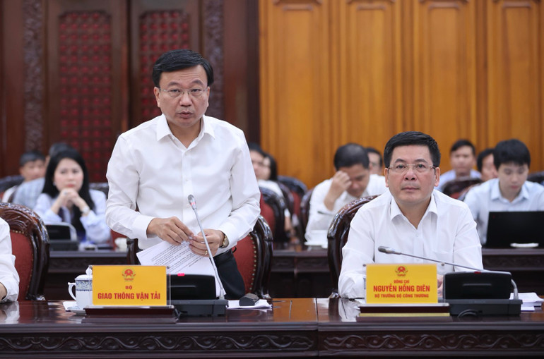 Lãnh đạo Bộ Giao thông vận tải báo cáo tại cuộc họp. (Ảnh: TRẦN HẢI)