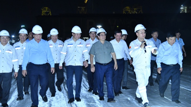 Thủ tướng Phạm Minh Chính đi thị sát khu vực dự kiến mở rộng Trung tâm Công nghiệp năng lượng và hậu cần kỹ thuật PTSC. (Ảnh: Thanh Giang)