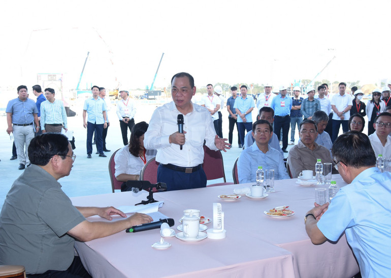 Lãnh đạo Tập đoàn Vingroup báo cáo Thủ tướng Chính phủ tại buổi làm việc. (Ảnh: Trần Hải)