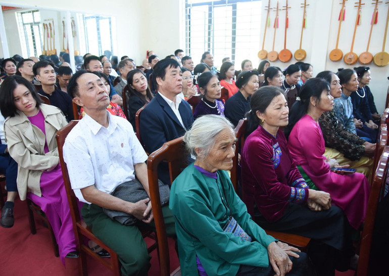 Bà con nhân dân Khu 8, thị trấn Na Sầm, huyện Văn Lãng, tỉnh Lạng Sơn tham dự Ngày hội Đại đoàn kết toàn dân tộc. (Ảnh: Trần Hải)