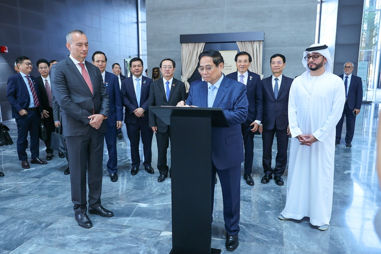 Thủ tướng Phạm Minh Chính ghi sổ lưu niệm tại Học viện Ngoại giao Anwar Gargash. (Ảnh: Nhật Bắc/VGP)