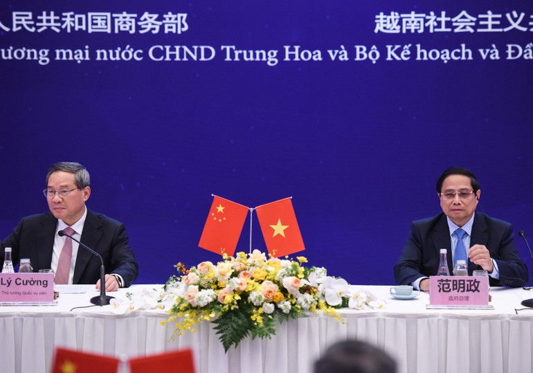 Thủ tướng Phạm Minh Chính và Thủ tướng Trung Quốc Lý Cường tại Tọa đàm Doanh nghiệp Việt Nam-Trung Quốc. (Ảnh: TRẦN HẢI)