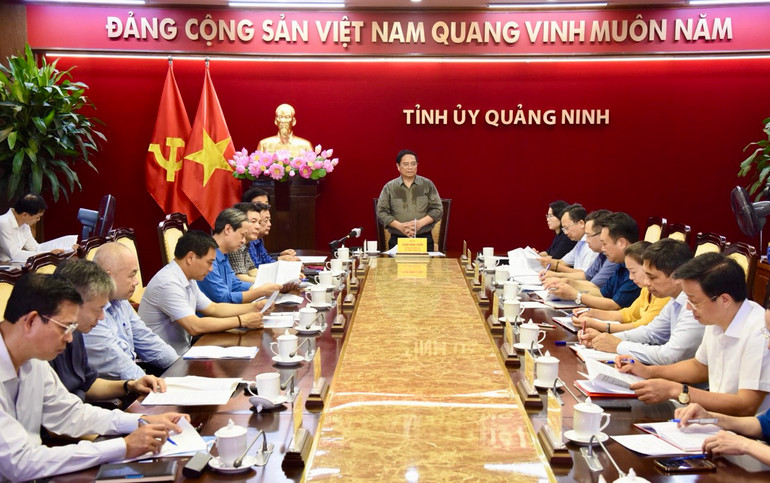 Thủ tướng Phạm Minh Chính chủ trì buổi làm việc với lãnh đạo chủ chốt tỉnh Quảng Ninh về các giải pháp khắc phục hậu quả bão số 3 (Ảnh: TRẦN HẢI).