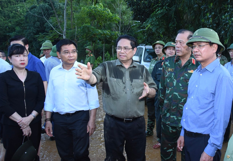 Thủ tướng Phạm Minh Chính chỉ đạo công tác tìm kiếm người mất tích và ổn định đời sống bà con nhân dân Làng Nủ. (Ảnh: TRẦN HẢI)
