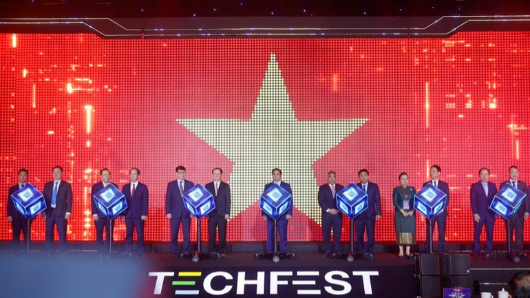Thủ tướng Phạm Minh Chính và các đồng chí lãnh đạo thực hiện nghi thức khởi động TECHFEST Việt Nam 2024. (Ảnh: Trần Hải)