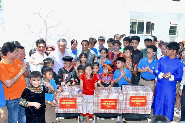 Thủ tướng Phạm Minh Chính và các đồng chí lãnh đạo tặng quà cho các cháu học sinh Trường Hy Vọng. (Ảnh: THANH GIANG)