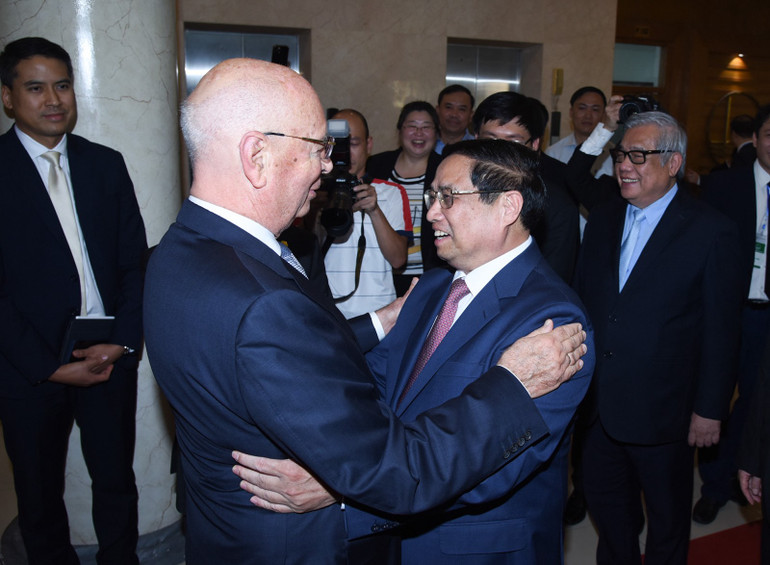 Thủ tướng Phạm Minh Chính và Giáo sư Klaus Schwab. (Ảnh: Trần Hải)