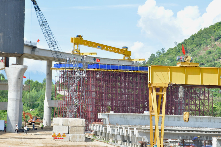 Công trường xây dựng nút giao thông đường tránh Nam hầm Hải Vân - cũng là tuyến đường kết nối cảng Liên Chiểu. (Ảnh: THANH GIANG) Công trường xây dựng nút giao thông đường tránh Nam hầm Hải Vân - cũng là tuyến đường kết nối cảng Liên Chiểu. (Ảnh: THANH GIANG)