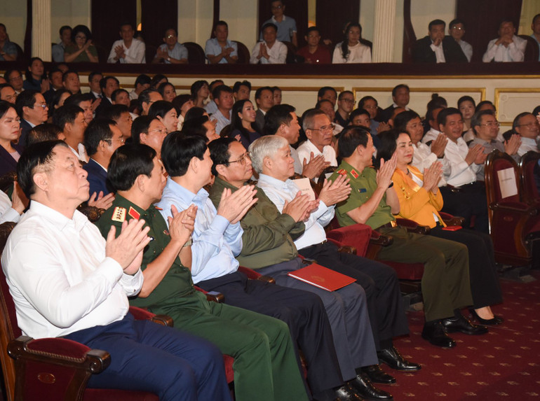 Thủ tướng Phạm Minh Chính và các đồng chí lãnh đạo, đại biểu tham dự chương trình. (Ảnh: Trần Hải)