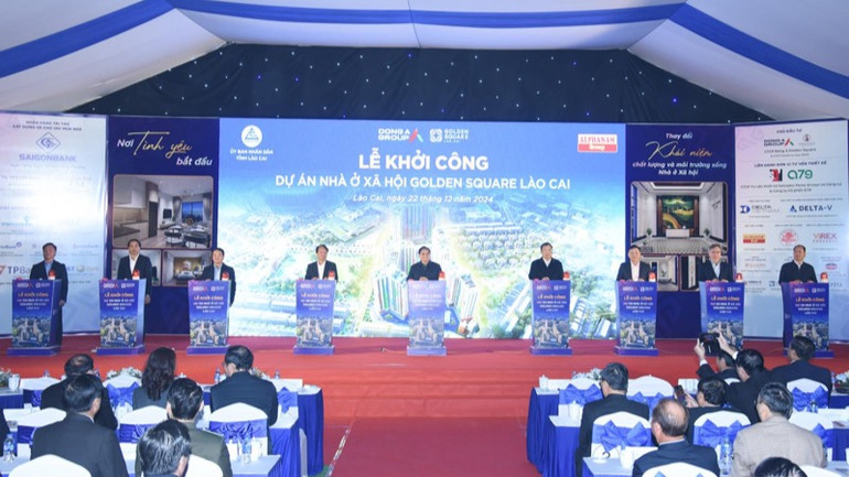 Thủ tướng Phạm Minh Chính và các đồng chí lãnh đạo thực hiện nghi thức khởi công dự án. (Ảnh: TRẦN HẢI)