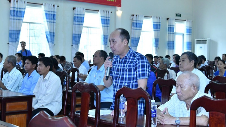 Đại diện cử tri huyện Cờ Đỏ nêu kiến nghị tại buổi tiếp xúc cử tri (Ảnh: THANH GIANG).