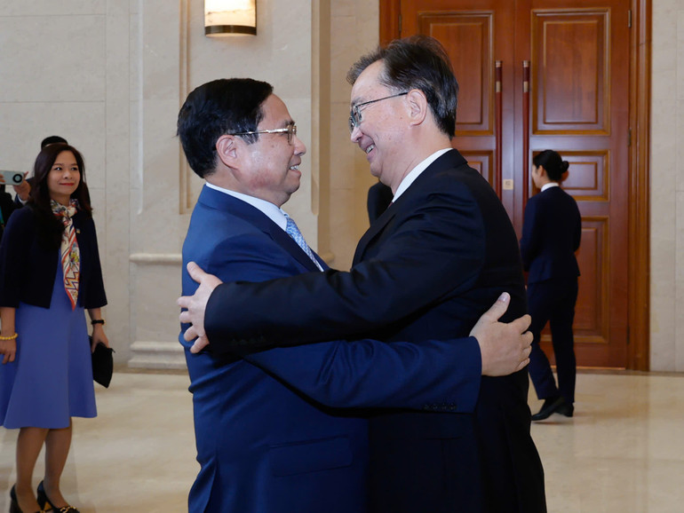 Bí thư Tỉnh ủy Vân Nam Vương Ninh nồng nhiệt chào đón Thủ tướng Phạm Minh Chính. (Ảnh: Nhật Bắc/VGP)