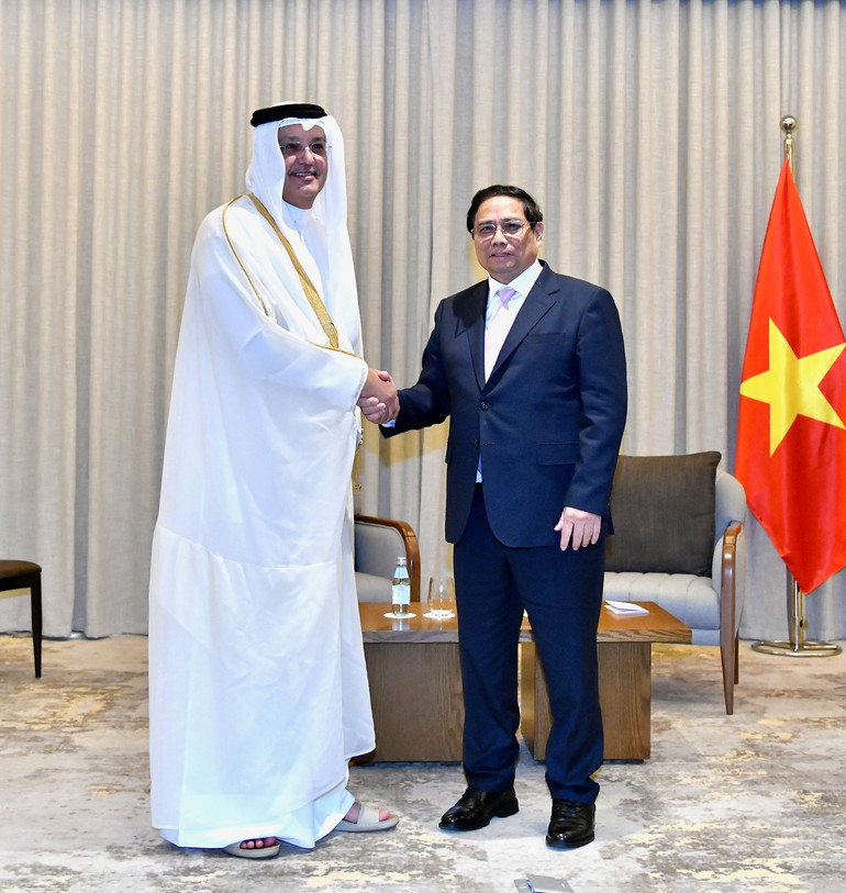 Thủ tướng Phạm Minh Chính và Bộ trưởng Thông tin và Công nghệ truyền thông Qatar Mohammed Al Mannai (Ảnh: Thanh Giang).