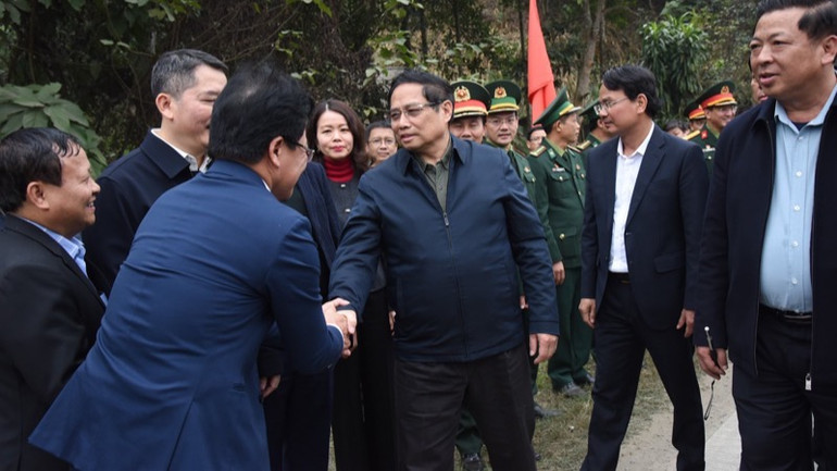 Thủ tướng Phạm Minh Chính với lãnh đạo một số bộ, ngành, cơ quan tại buổi khảo sát. (Ảnh: TRẦN HẢI)