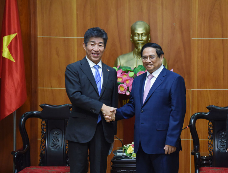 Thủ tướng Phạm Minh Chính và ông Nakagawa Tetsuyuki, Tổng Giám đốc Công ty Aeon Mall Việt Nam (Ảnh: Trần Hải).