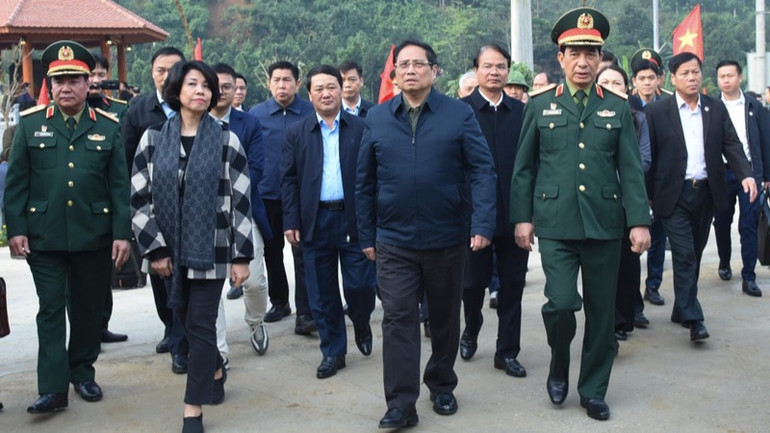 Thủ tướng Phạm Minh Chính và các đồng chí lãnh đạo tại khu tưởng niệm các nạn nhân ở Làng Nủ. (Ảnh: TRẦN HẢI)