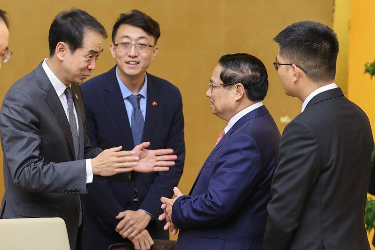 Thủ tướng Phạm Minh Chính và Đại sứ Trung Quốc tại Việt Nam Hà Vĩ. (Ảnh: Trần Hải) Thủ tướng Phạm Minh Chính và Đại sứ Trung Quốc tại Việt Nam Hà Vĩ. (Ảnh: Trần Hải)