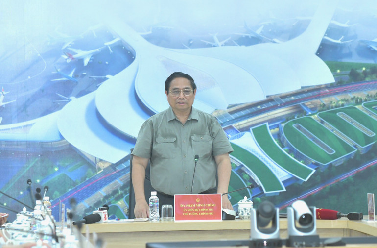 Thủ tướng Phạm Minh Chính phát biểu ý kiến chỉ đạo tại cuộc họp với các bộ, ngành, chủ đầu tư, nhà thầu về tiến độ Cảng hàng không quốc tế Long Thành. (Ảnh: THANH GIANG)