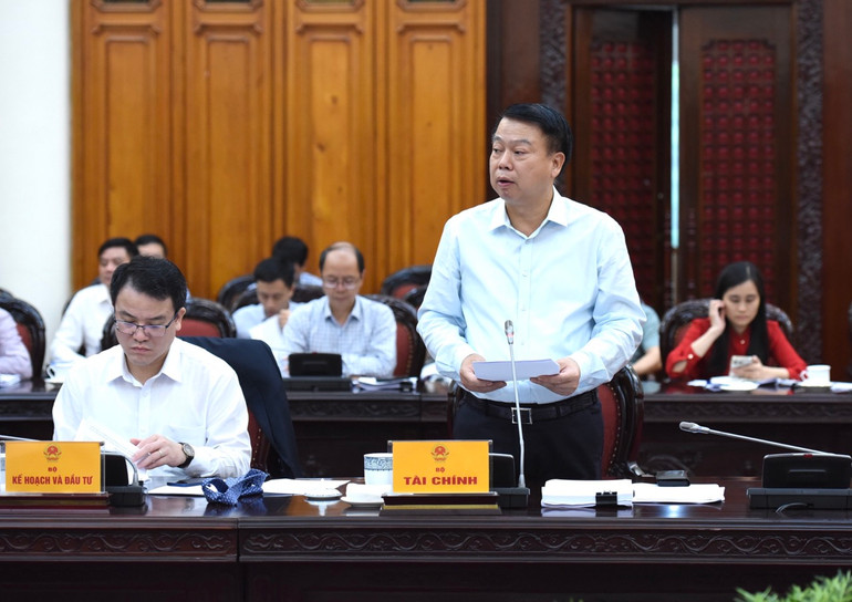 Thứ trưởng Tài chính Nguyễn Đức Chi phát biểu ý kiến tại cuộc họp.