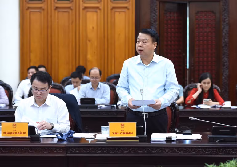Thứ trưởng Tài chính Nguyễn Đức Chi phát biểu ý kiến tại cuộc họp.