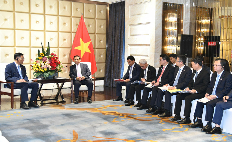 Quang cảnh buổi Thủ tướng Phạm Minh Chính tiếp lãnh đạo Công ty TNHH Đầu máy và toa xe Đại Liên.