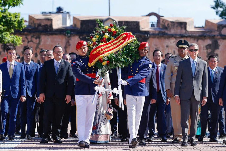 Vòng hoa mang dòng chữ tiếng Việt: "Vinh quang đời đời thuộc về những người cha của Tổ quốc Cộng hòa Dominica". (Ảnh: Nhật Bắc/VGP)